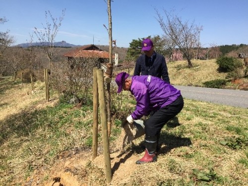 村上会長による追加植樹の様子